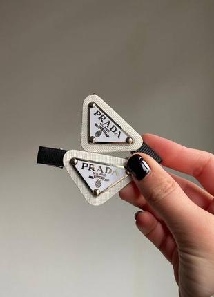 Брендова заколка білого кольору