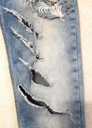 Dishe круті джинси синьо-блакитні з дірками декорований низ каміння паєтки мереживно звужені жіночі3 фото