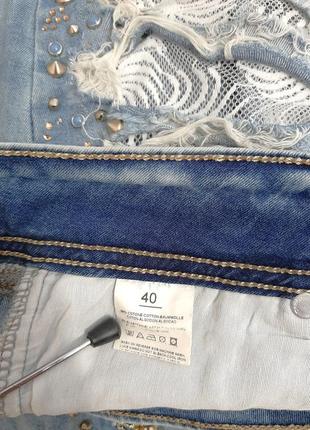 Dishe круті джинси синьо-блакитні з дірками декорований низ каміння паєтки мереживно звужені жіночі9 фото