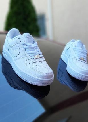 Шикарні жіночі кросівки nike air force 1 білі