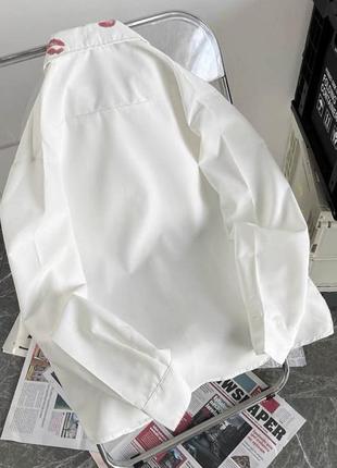 Крутая белая рубашка с эффектом зацелованных губ🤩✨️2 фото