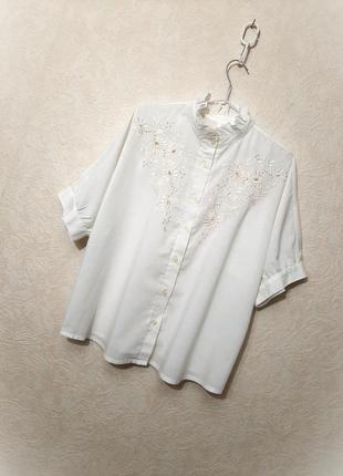 Красивая белая блуза с машинной вышивкой короткие рукава на манжетах женская на застёжке пуговицы3 фото
