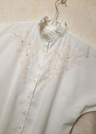Красивая белая блуза с машинной вышивкой короткие рукава на манжетах женская на застёжке пуговицы5 фото