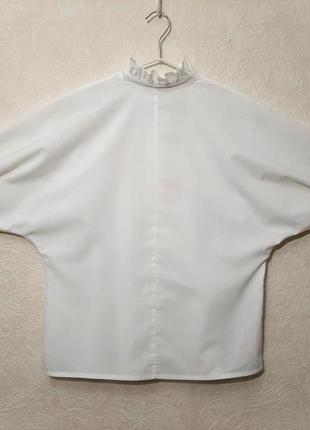 Красивая белая блуза с машинной вышивкой короткие рукава на манжетах женская на застёжке пуговицы7 фото