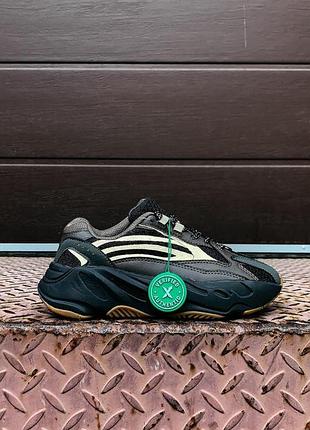 Жіночі кросівки adidas yeezy boost 700