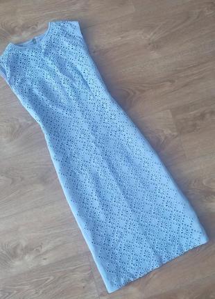 Сукня-футляр з вишивкою