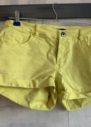 Яркие стильные желтые шорты h&m
