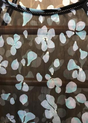 Дуже гарна і стильна брендовий блузка в кольорах.