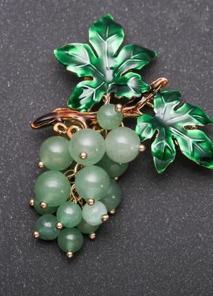 Брошь с натуральным камнем нефрит