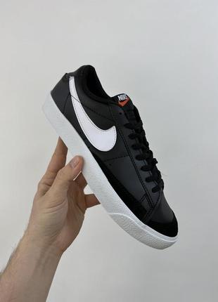 Оберіть стильні кросівки nike blazer low black/white