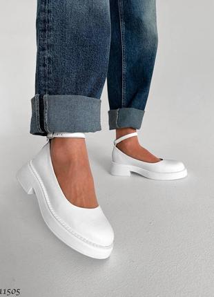 Белые натуральные кожаные туфли с ремешком на толстой подошве низком маленьком каблуке с круглым носом кожа