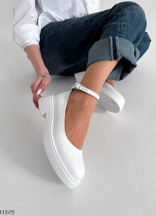 Белые натуральные кожаные туфли с ремешком на толстой подошве низком маленьком каблуке с круглым носом кожа8 фото