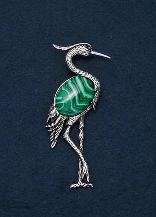 Брошь цапля с натуральным камнем малахит