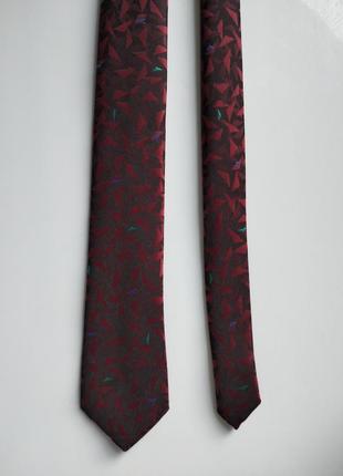 Узкий бордовый галстук