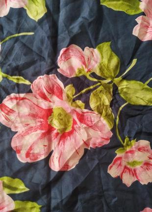 Шелковый платок гаврош с цветами.