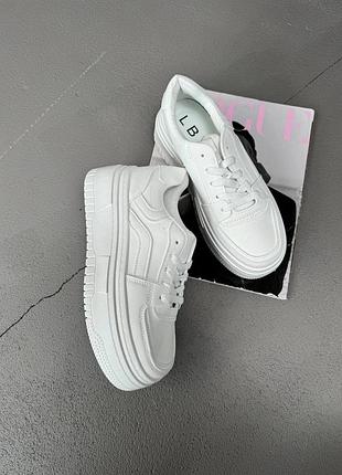 Жіночі білі кеди на високій платформі