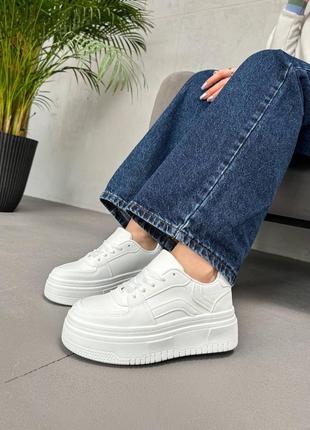 Жіночі білі кеди на високій платформі
