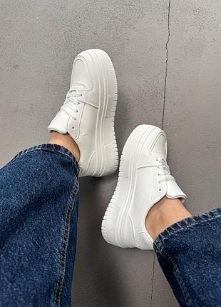Жіночі білі кеди на високій платформі