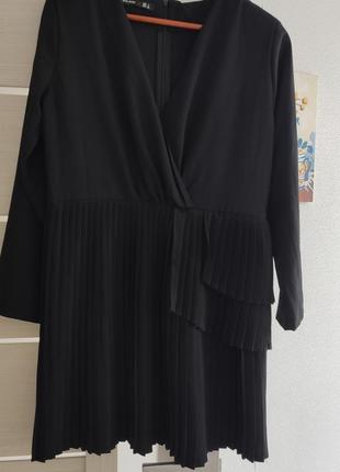 Черное короткое платье с плиссированной юбкой