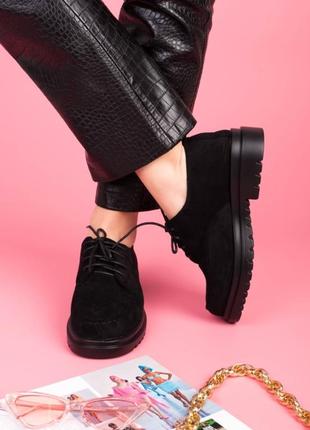 Стильные черные замшевые закрытые туфли на шнурках