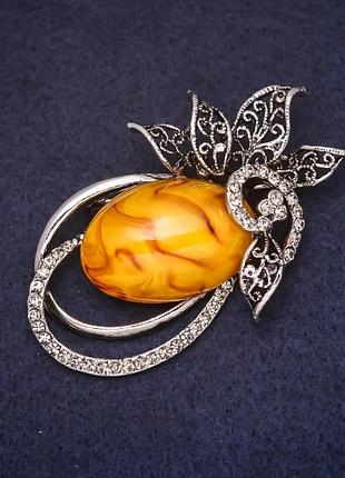 Брошка бурштинова
