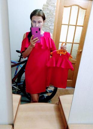 Класний комплект суконь фемелі цибулю з врізним воланом