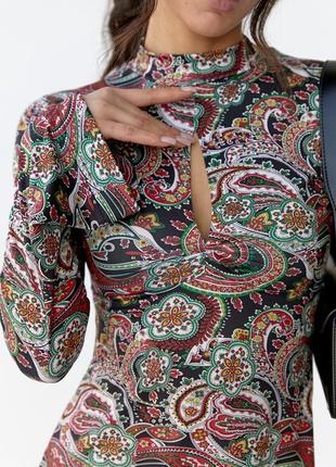 Коротка сукня розширеного фасону з орнаментом3 фото
