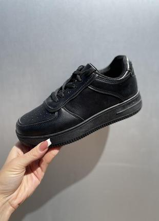 Стильные женские кеды в стиле бренда