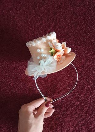 Шляпок ободок персиковый бежевый