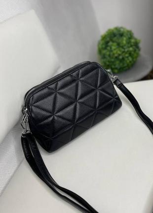 Черная, стильная, вместительная сумочка+длинный регулируемый ремешок.