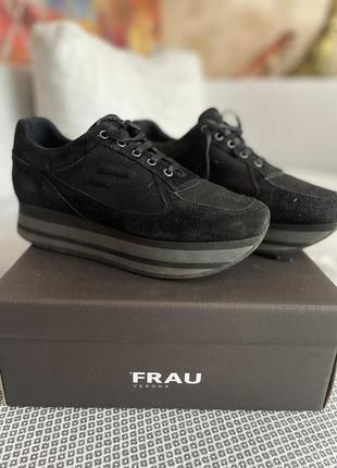 Жіночі кросівки frau