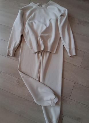 Спортивний костюм .колір беж .