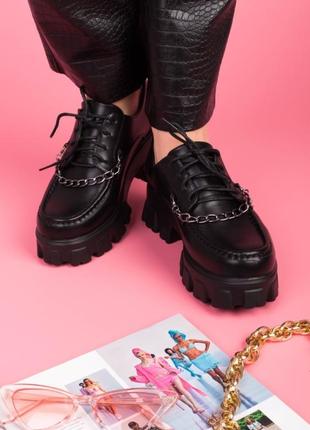 Стильные черные закрытые туфли на шнурках платформе толстой тракторной подошве массивные модные с цепочкой