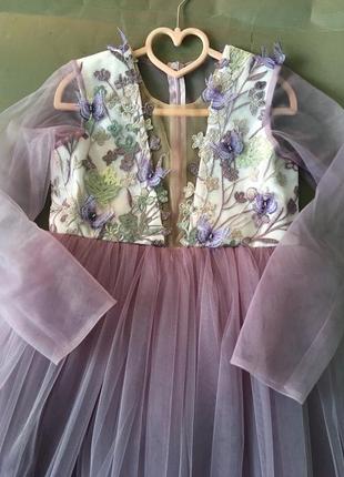 Платье в лавандовом цвете с бабочками.