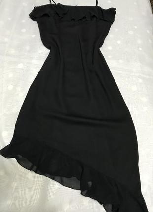 Елегантне чорне плаття на тонких бретелях.