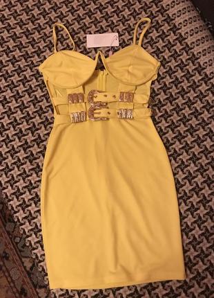 Стильное желтое нарядное вечернее платье с пряжками