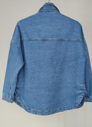 Джинсовая голубая рубашка оверсайз с воротником на пуговицах стильная качественная3 фото