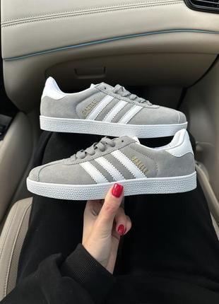 Замечательные женские кроссовки adidas gazelle light grey светло-серые