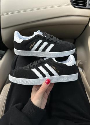 Стильные женские и мужские кроссовки adidas gazelle black white чёрные с белым