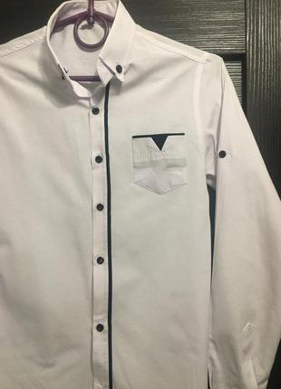 Стильная рубашка с длинным рукавом белая нарядная с синими вставками