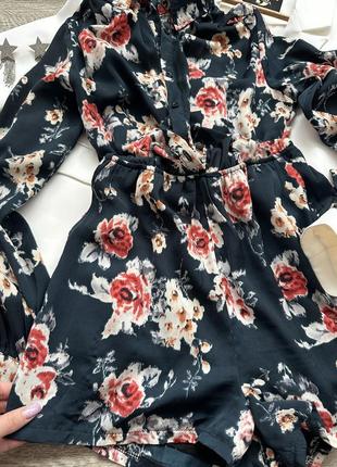 Стильный праздничный сатиновый комбинезон ромпер в цветочный принт шорты girls on film 34/xs4 фото