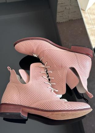 Розовые ботинки3 фото