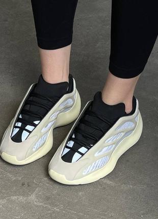 Женские кроссовки adidas yeezy boost 700 v3 azael адидас изи бежевого цвета4 фото