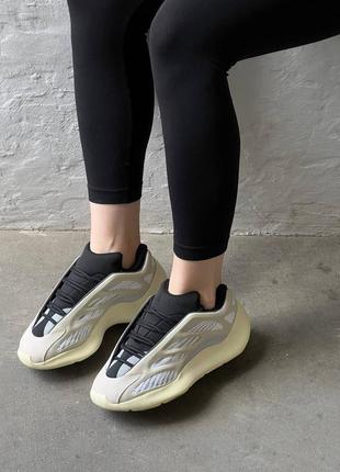 Жіночі кросівки adidas yeezy boost 700 v3 azael адідас ізі бежевого кольору