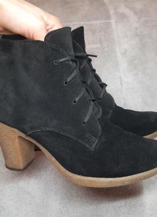 Черные натуральные замшевые ботинки,черные замшевые ботинки на каблуке, замша,туфлы