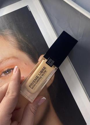 Givenchy prisme libre skin-caring glow foundation тональная основа9 фото