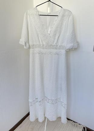 Біла сукня з мереживом