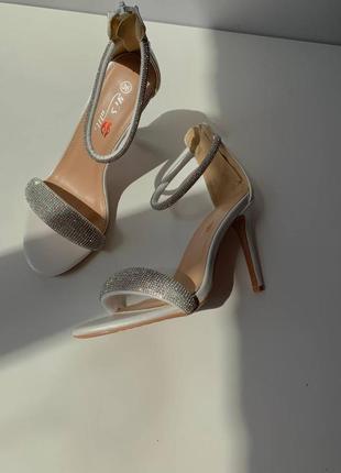 Босоніжки 26см 26.5см зі стразами