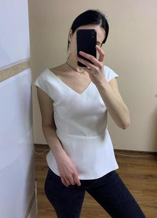 Стильная белая блуза с открытой спиной reserved