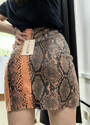Крутая кожаная юбка с змеиным принтом missguided